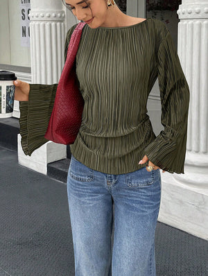 Women's pleated shirt with defined waist - Casual and elegant