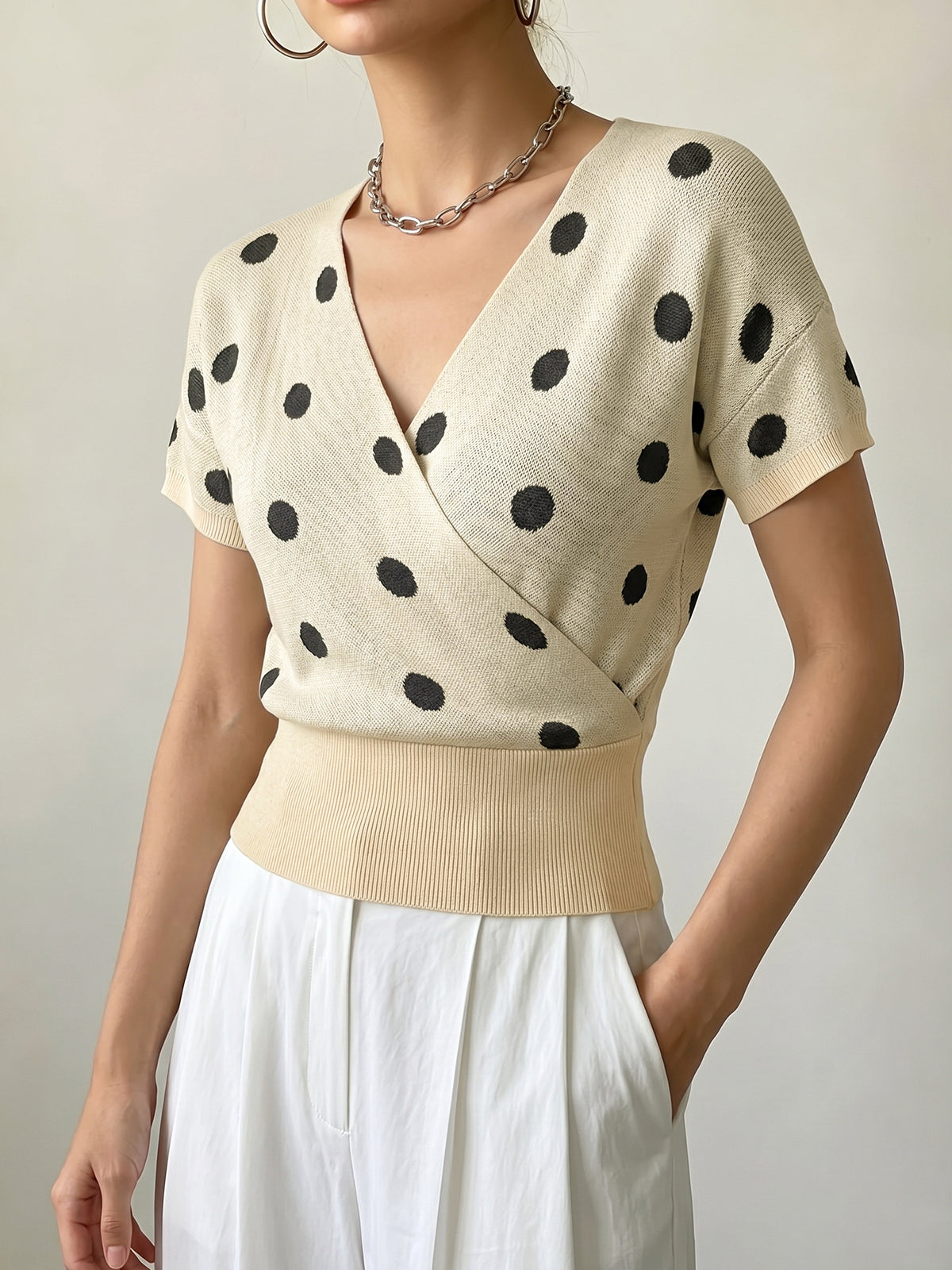 Top maille femme col V a pois - Leger et charmant