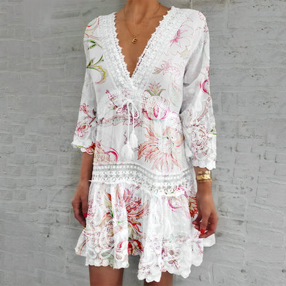 Robe courte à fleurs avec col en V – Élégance bohème et féminine