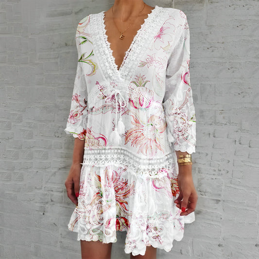 Robe courte à fleurs avec col en V – Élégance bohème et féminine