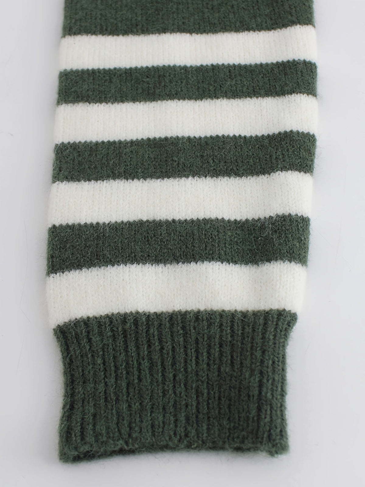 Women's ribbed sweater with striped cuffs - Modern and comfortable
