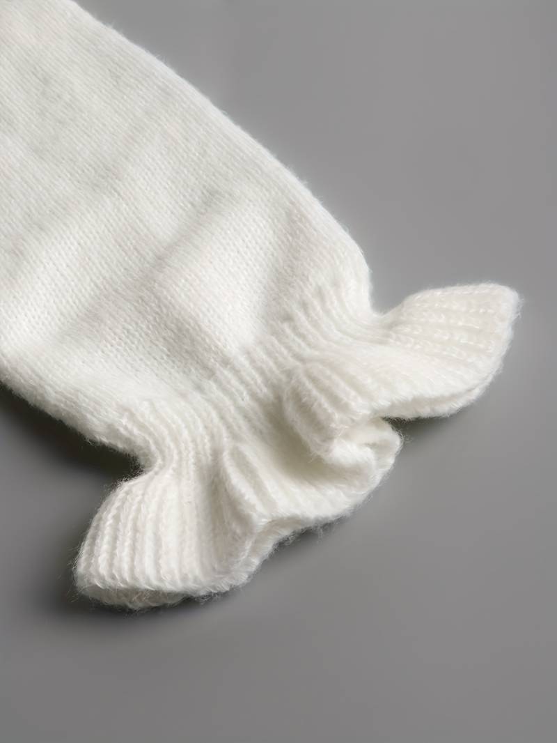 Pull blanc élégant à col en V pour femme – Détails à volants