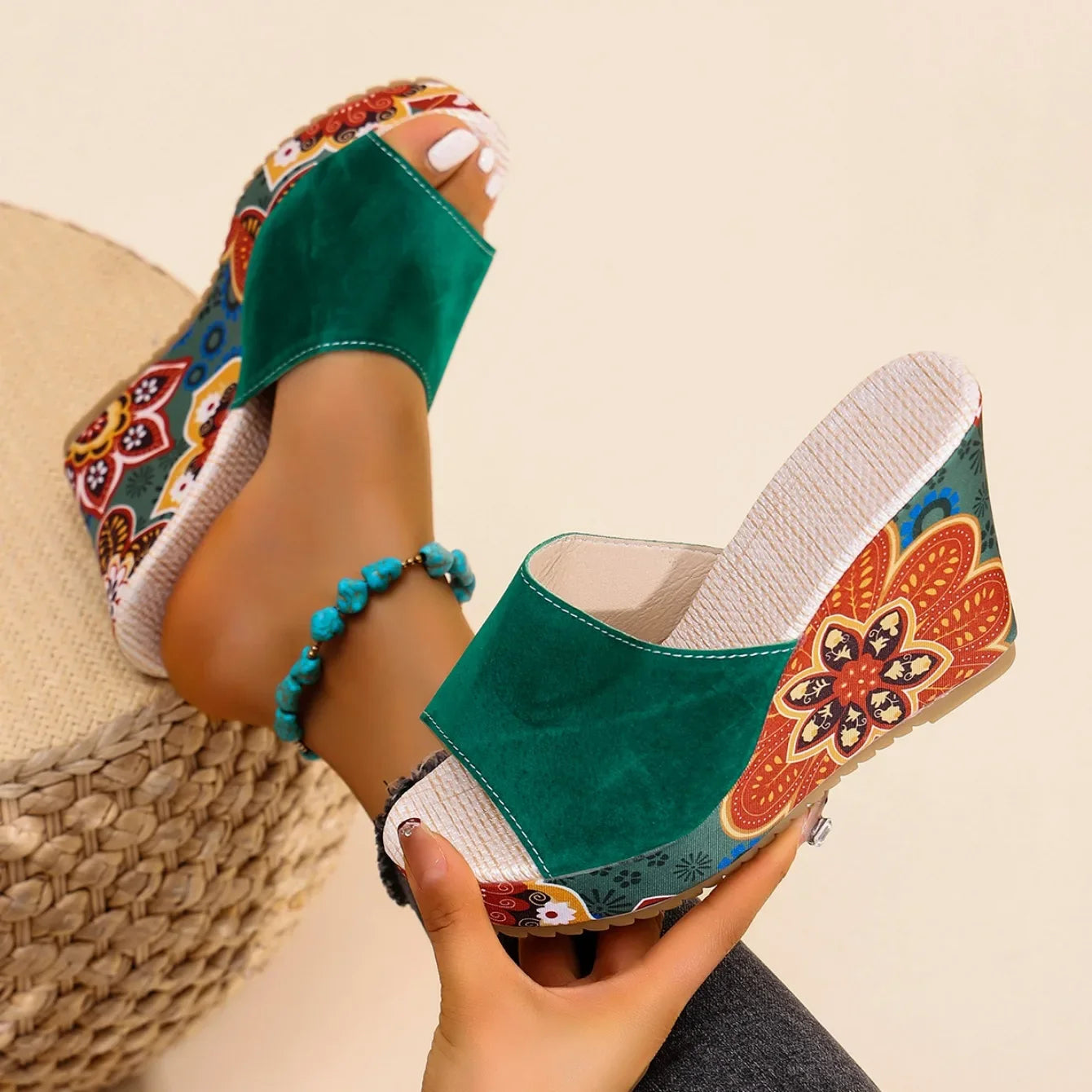 Sandales compensées en velours pour femme – Un style estival élégant et confortable, idéal pour les soirées