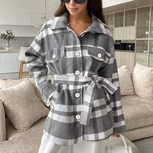 Women’s plaid coat with a wide tie collar – Chic and cozy