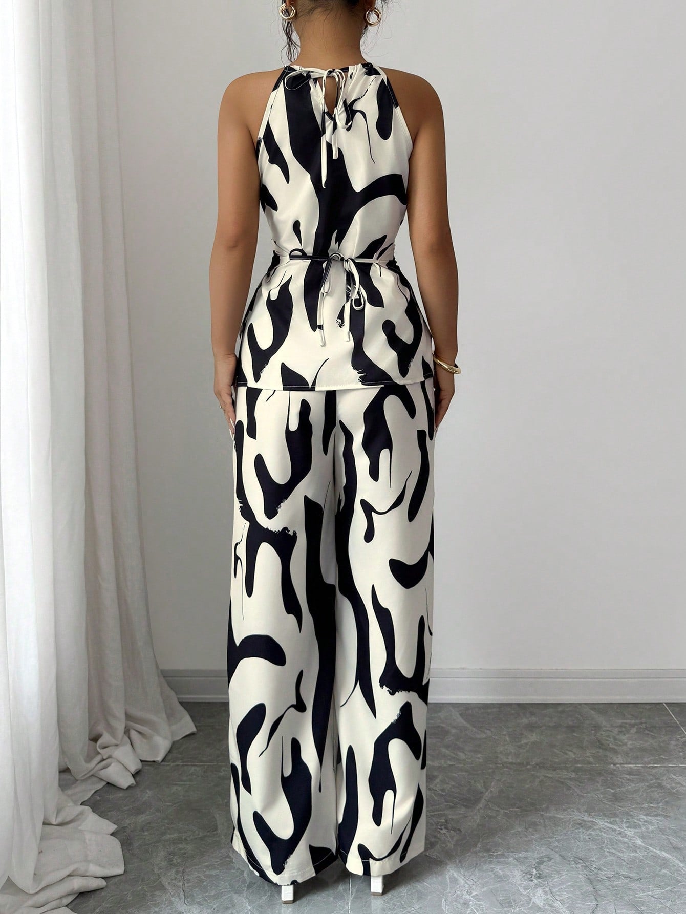 Combinaison femme dos nu imprimé noir et blanc