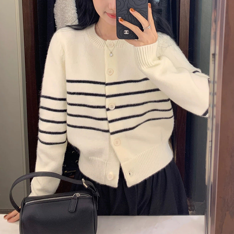 Cardigan da donna in maglia a righe con collo rotondo – Un modello casual e confortevole, ideale per vestirsi a strati ogni giorno
