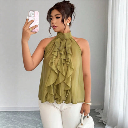 Top donna taglia grande con collo halter e orlo volant.