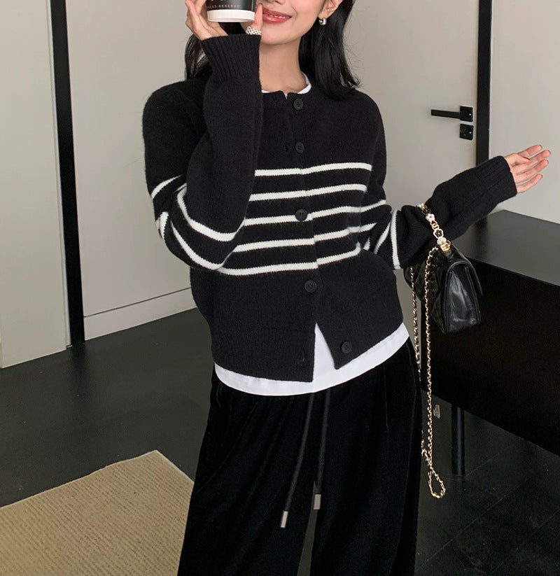 Cardigan da donna in maglia a righe con collo rotondo – Un modello casual e confortevole, ideale per vestirsi a strati ogni giorno