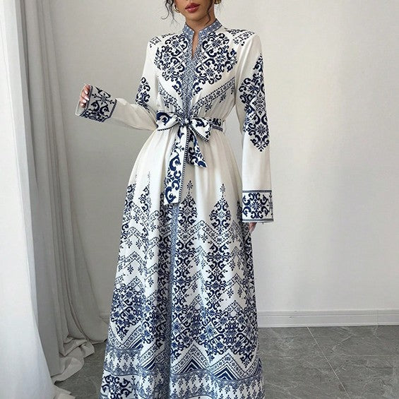 Robe Longue Élégante à Taille Ajustée et Manches Longues – Style Arabe