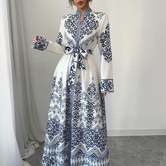 Robe Longue Élégante à Taille Ajustée et Manches Longues – Style Arabe