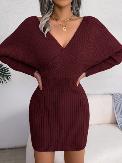 Vestido ajustado de mujer con cuello en V cruzado