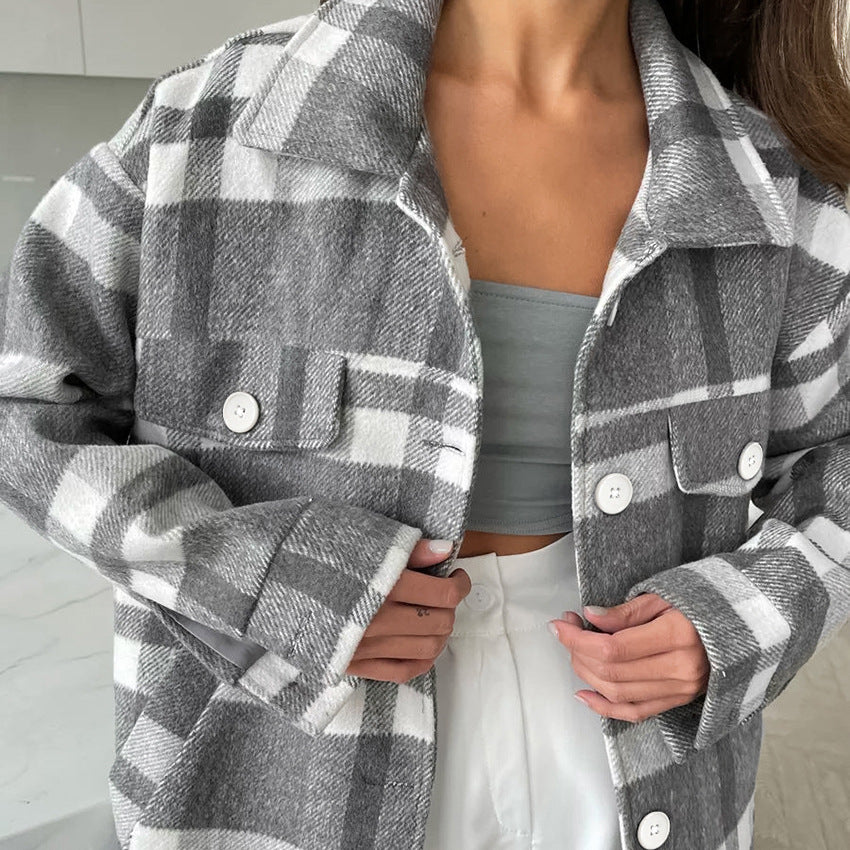 Women’s plaid coat with a wide tie collar – Chic and cozy