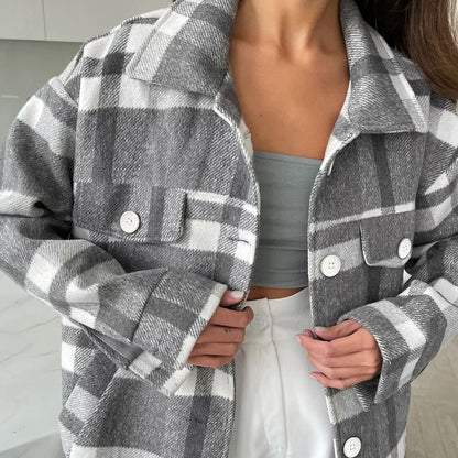 Women’s plaid coat with a wide tie collar – Chic and cozy