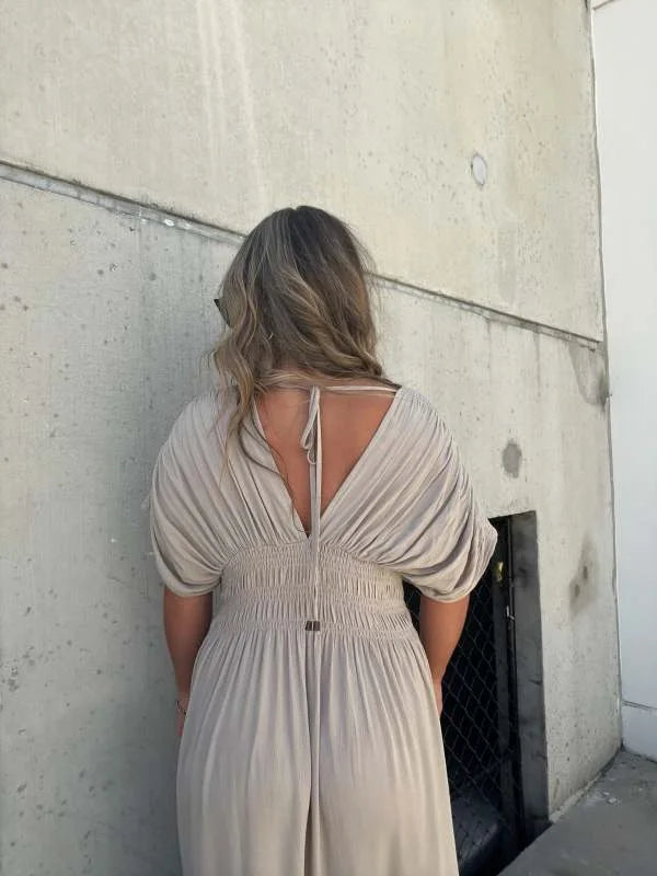 Robe longue avec fente et col en V