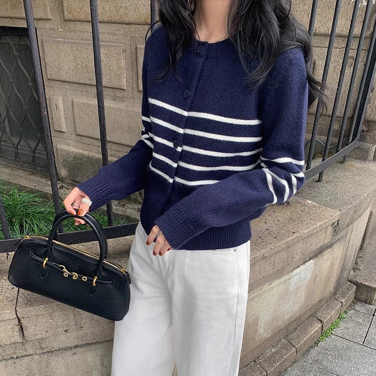 Cardigan da donna in maglia a righe con collo rotondo – Un modello casual e confortevole, ideale per vestirsi a strati ogni giorno