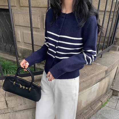 Cardigan da donna in maglia a righe con collo rotondo – Un modello casual e confortevole, ideale per vestirsi a strati ogni giorno