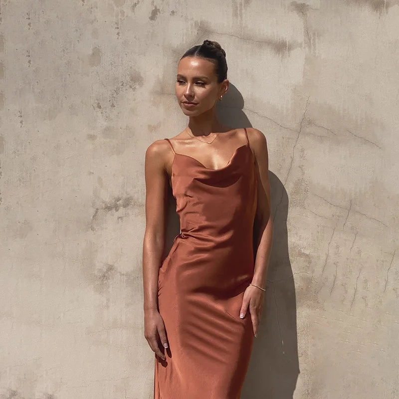 Robe Maxi Luxueuse en Satin pour Femme – Robe Élégante à Col Drape et Bretelles Fines