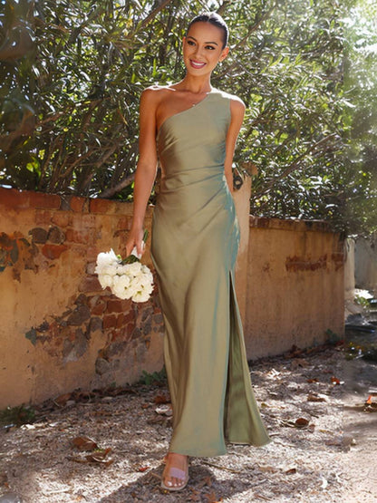 Elegant long bridesmaid dress in satin with one shoulder for women – Sleeveless fitted cut with side slit