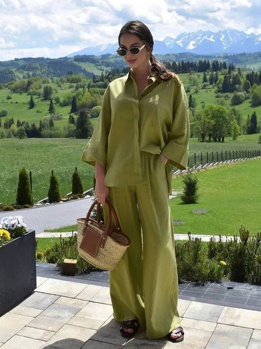 Ensemble chemise ample et pantalon large en matière légère