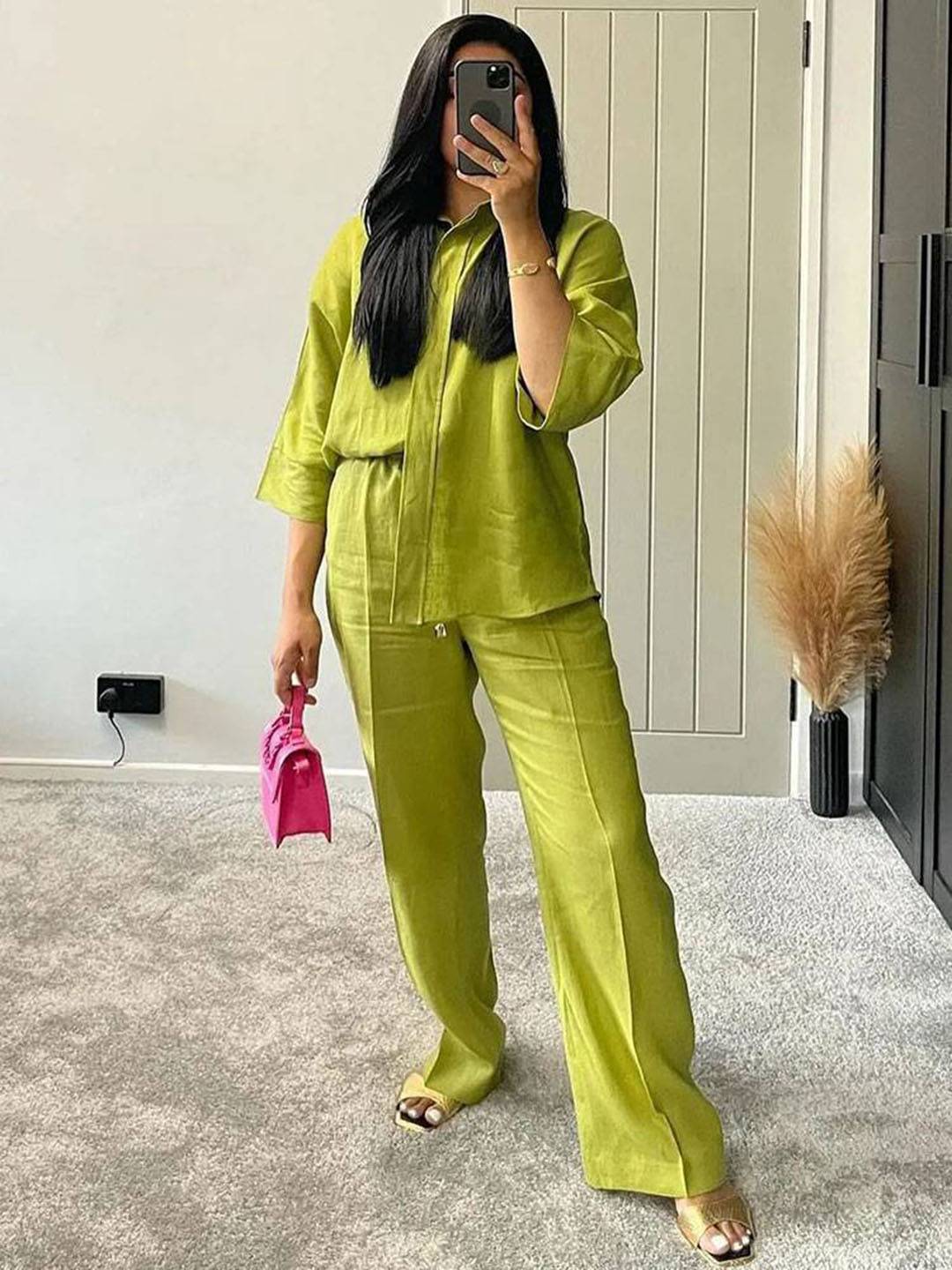 Ensemble chemise ample et pantalon large en matière légère