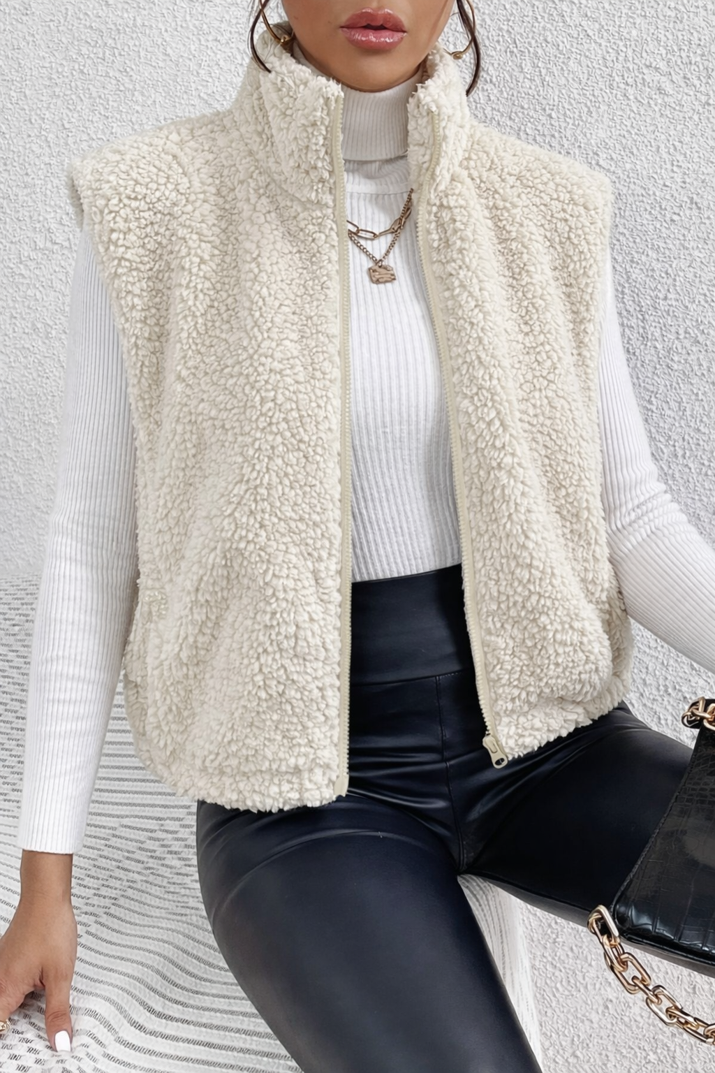 Gilet en Fourrure Douce pour Femme – Veste Élégante à Manches Courtes et Fermeture Éclair