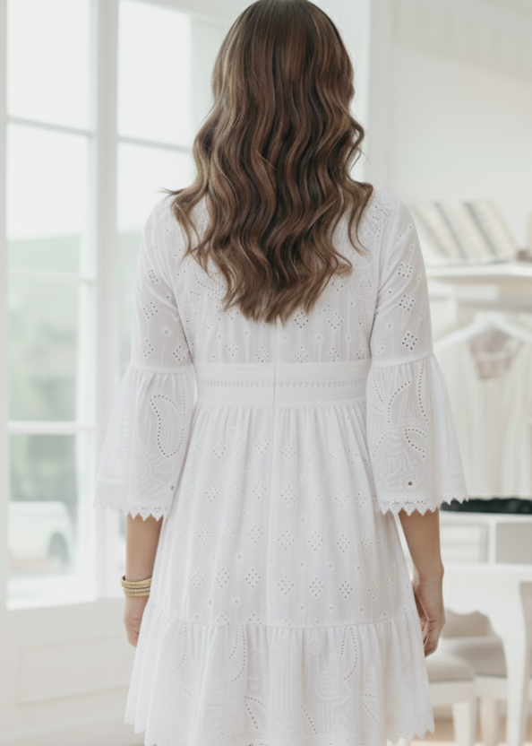 Robe Mini Blanche Brodée Femme – Design Élégant en Dentelle Fine