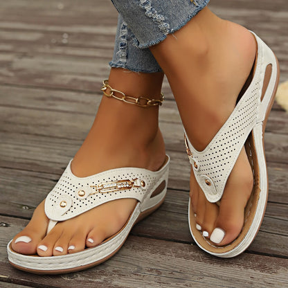 Tongs estivales ajourées à talon compensé – Style et respirabilité