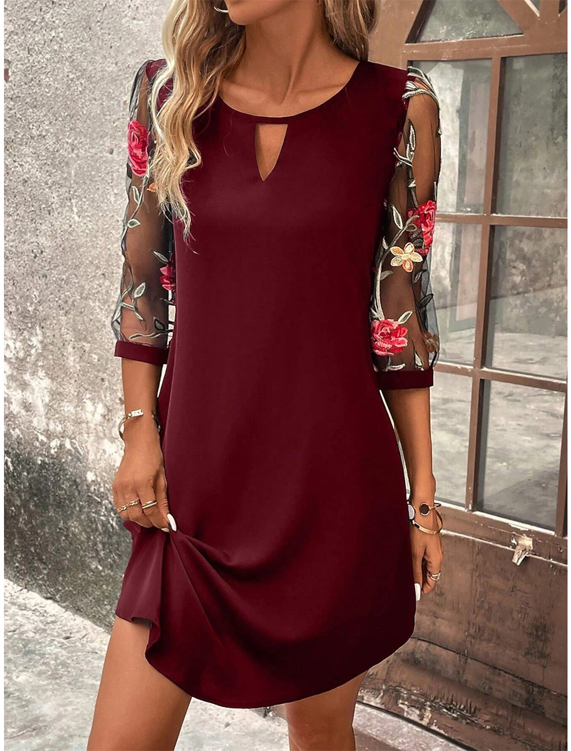 Robe Mini d’Été Élégante pour Femmes – Robe en Mesh à Col Rond et Broderie Florale