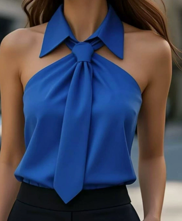 Blusa blanca sin mangas con cuello halter – blusa elegante con acabados contrastantes  