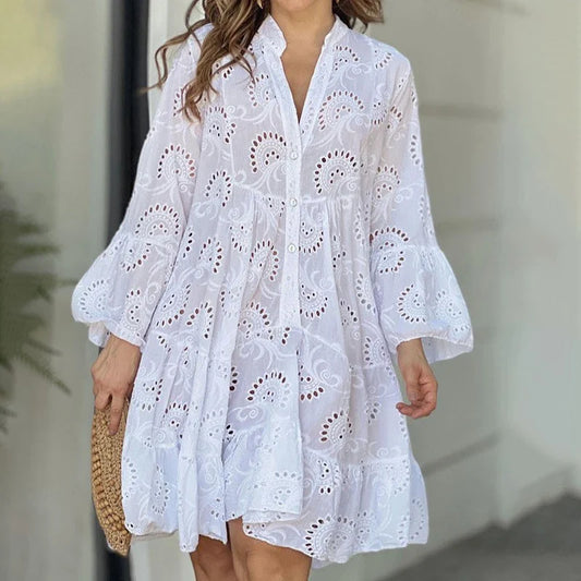 Robe Mini Élegante Femme en Broderie Anglaise – Col V Bohème avec Boutons et Manches Évasées