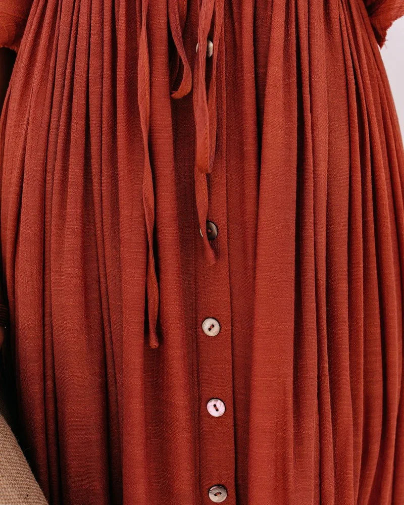 Robe Maxi Élégante Brique Femme – Col V Boutonné et Manches Volantes