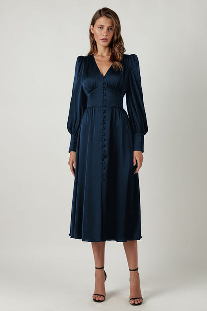 Robe en Satin – Élégance Intemporelle au Charme Luxueux