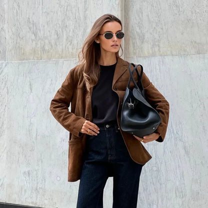 Femme Élégante Chaude Marron Suédine à Revers Veste – Douce, Structurée