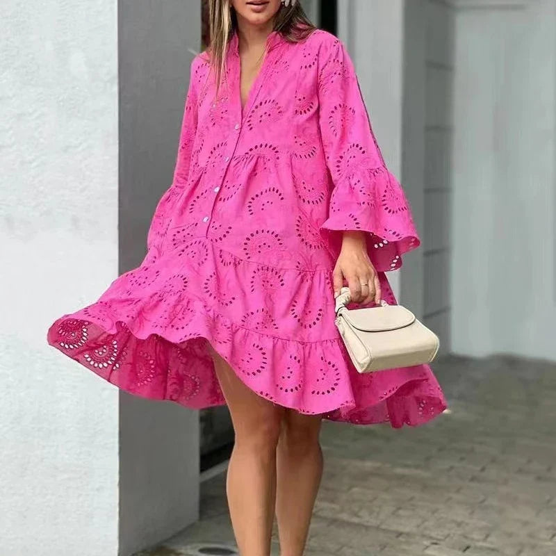 Robe Mini Élegante Femme en Broderie Anglaise – Col V Bohème avec Boutons et Manches Évasées