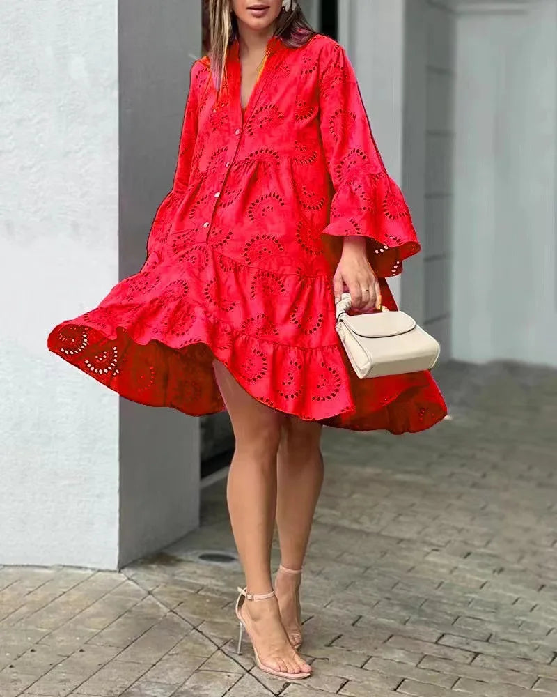 Robe Mini Élegante Femme en Broderie Anglaise – Col V Bohème avec Boutons et Manches Évasées