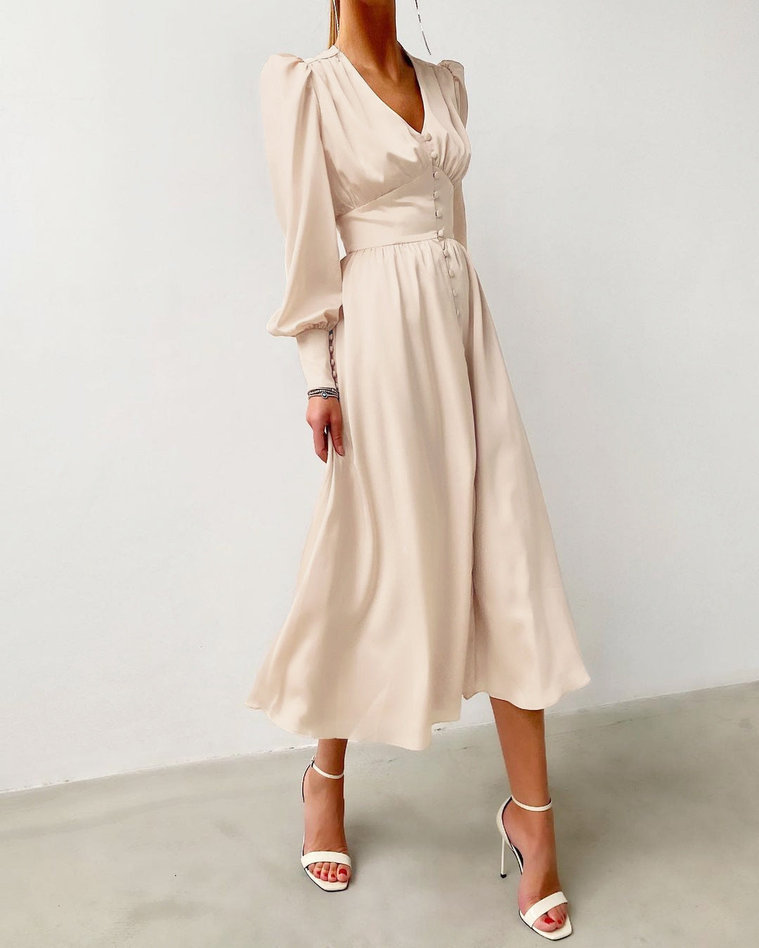 Robe en Satin – Élégance Intemporelle au Charme Luxueux