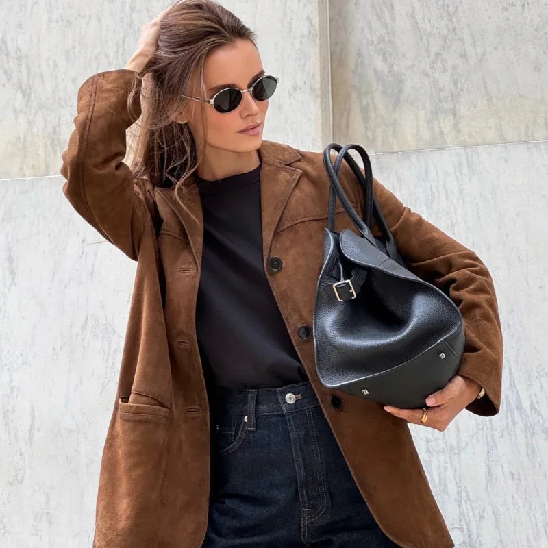 Femme Élégante Chaude Marron Suédine à Revers Veste – Douce, Structurée