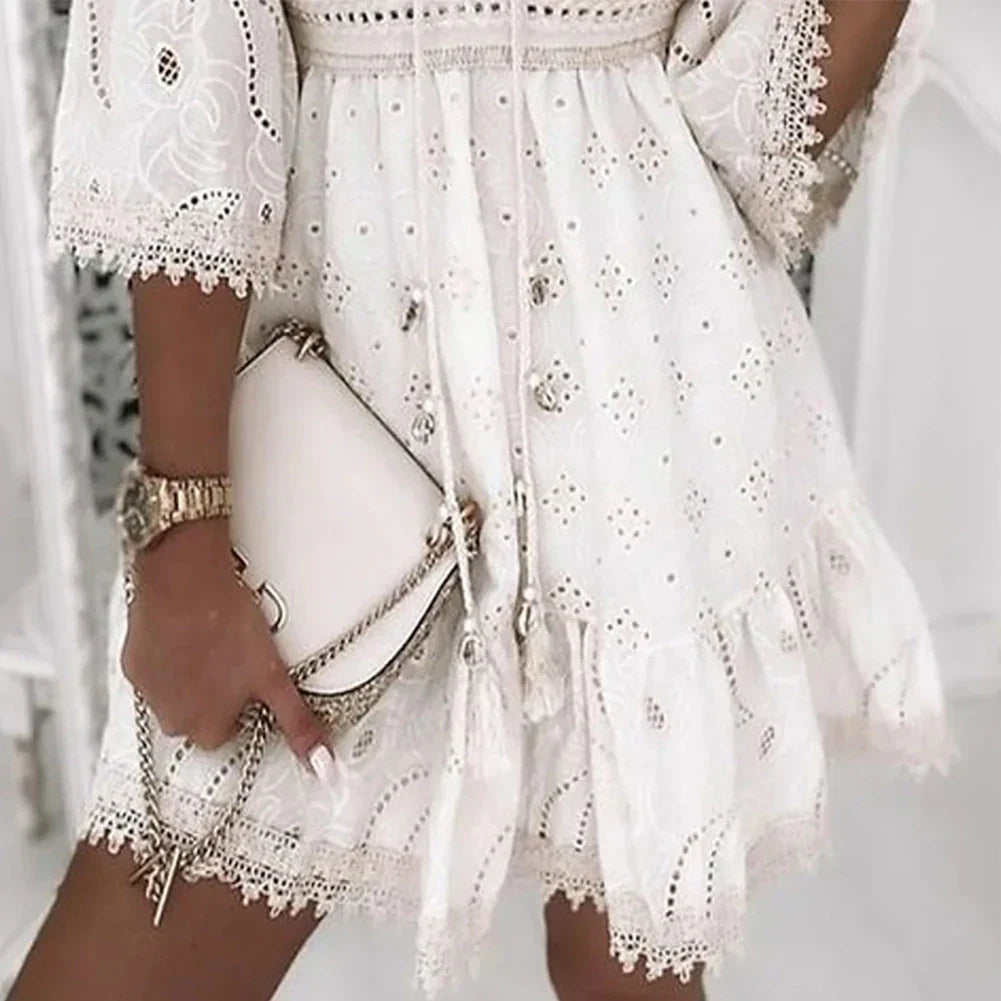 Robe Mini Blanche Brodée Femme – Design Élégant en Dentelle Fine
