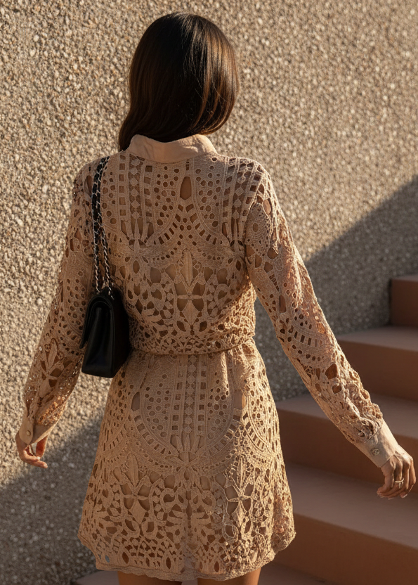 Robe-chemise courte élégante en dentelle couleur caramel pour femme – Manches longues et découpes