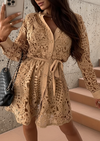 Robe-chemise courte élégante en dentelle couleur caramel pour femme – Manches longues et découpes