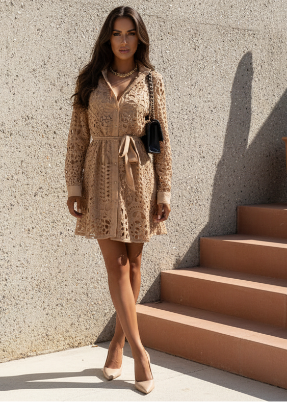 Robe-chemise courte élégante en dentelle couleur caramel pour femme – Manches longues et découpes