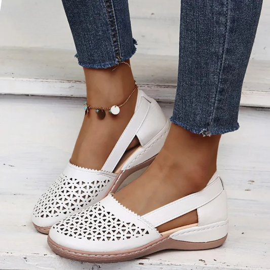Slip-on à découpe florale – Confort et style aéré