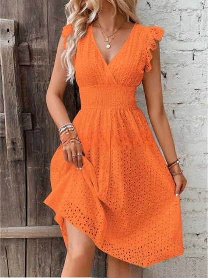 Robe Midi Élégante Femme en Tissu à Œillets – Col V Coupe Évasée et Ajustée