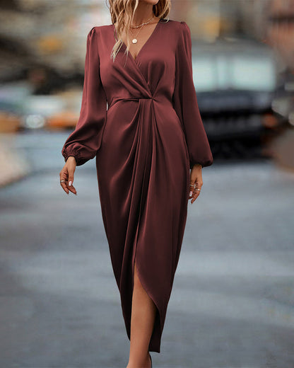 Robe Midi Satinée Élégante à Portefeuille – Col V Manches Évêque Ceinture et Fente