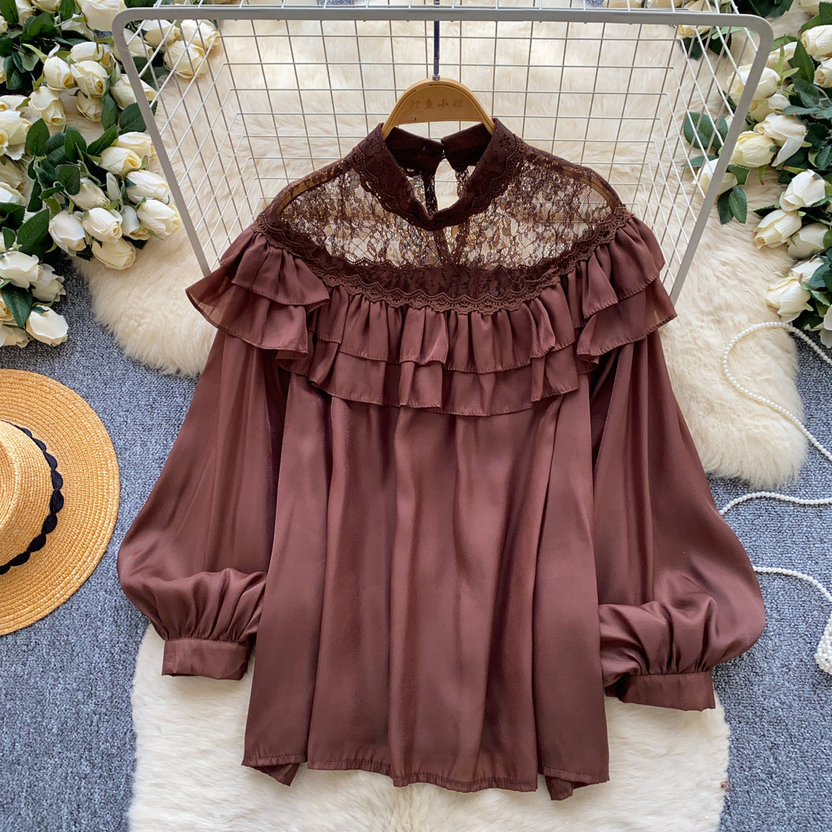Blusa de mujer con hombros descubiertos de encaje - Romántica y femenina