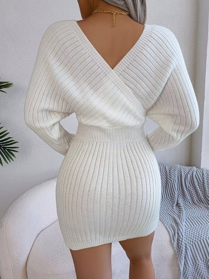 Vestido ajustado de mujer con cuello en V cruzado