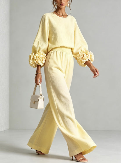 Women's outfit with floral-cuff top and wide-leg trousers – Casual chic