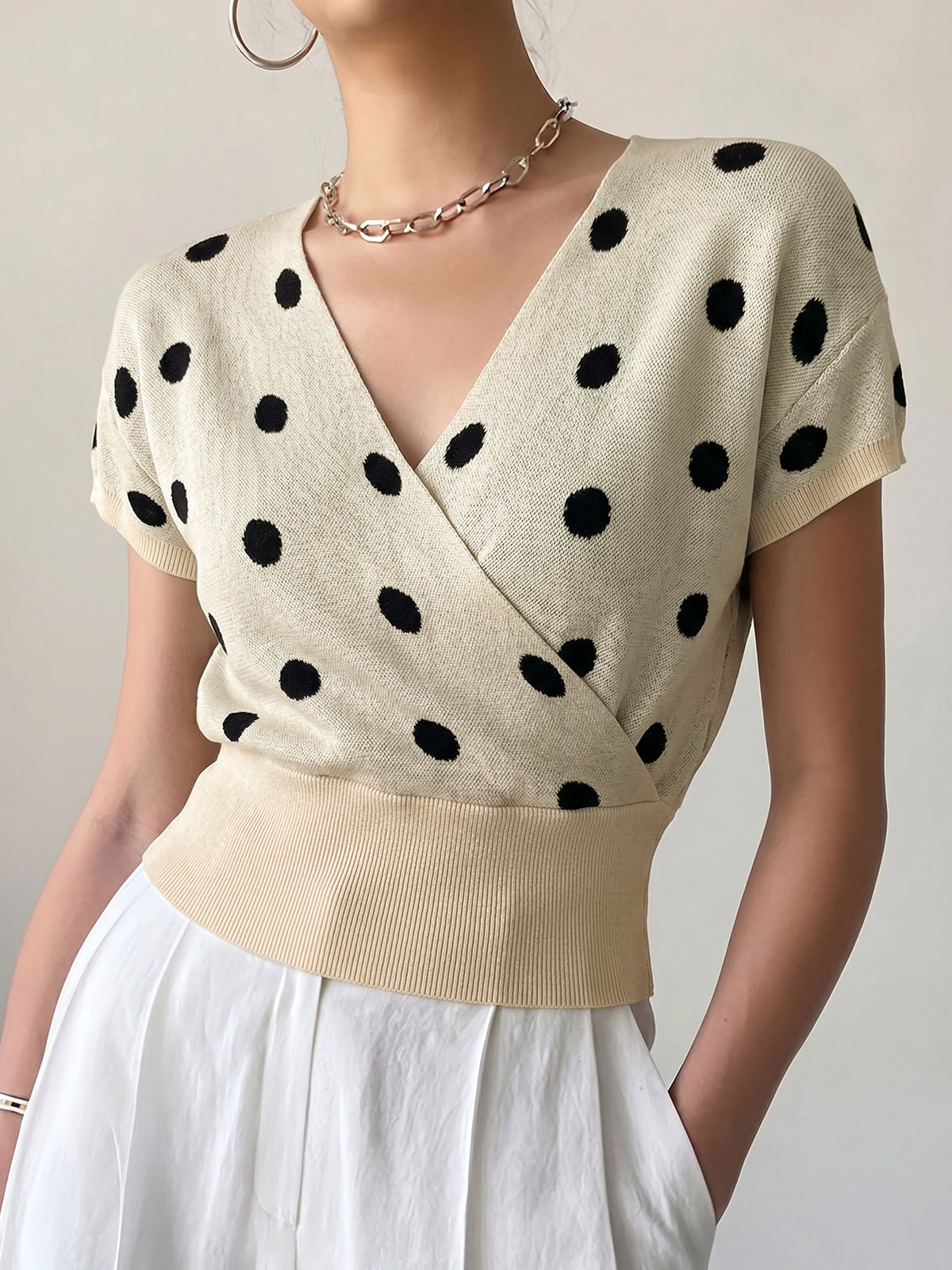 Top maille femme col V a pois - Leger et charmant