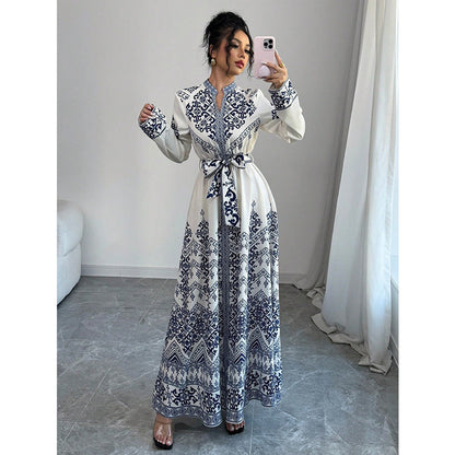 Robe Longue Élégante à Taille Ajustée et Manches Longues – Style Arabe