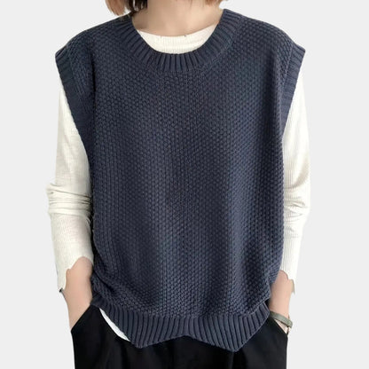 Women's sleeveless sweater with a round neck - Simple and versatile